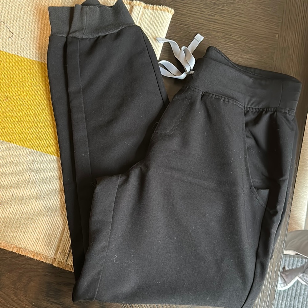 Figs Scrub Bottoms - Zamora™ Jogger Scrub Pants
Size S
Excellent Condition